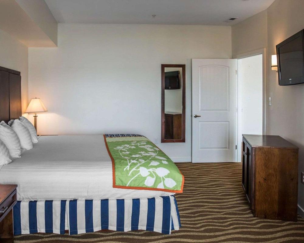 King Room - Non-Smoking interior