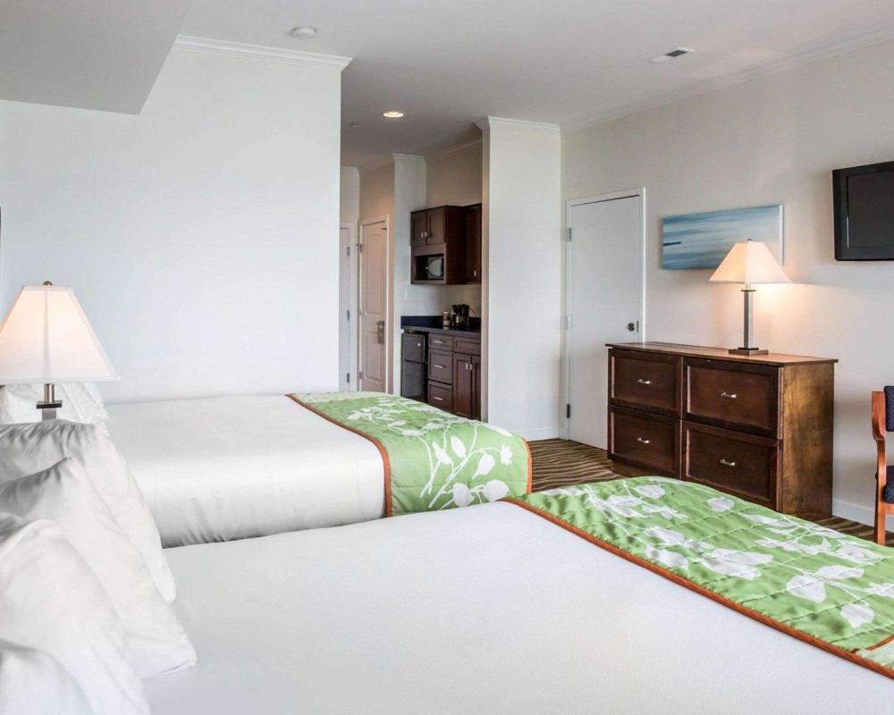 Queen Room with Two Queen Beds - Non-Smoking interior
